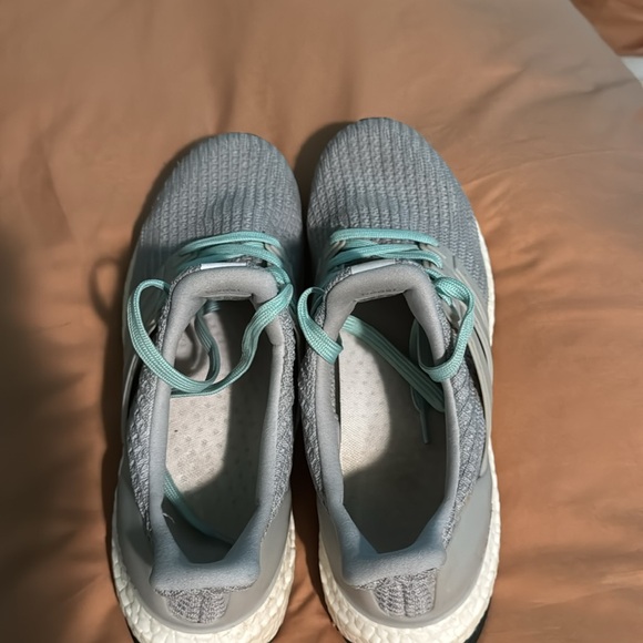 Addidas Ultra Boost - Picture 2 of 3